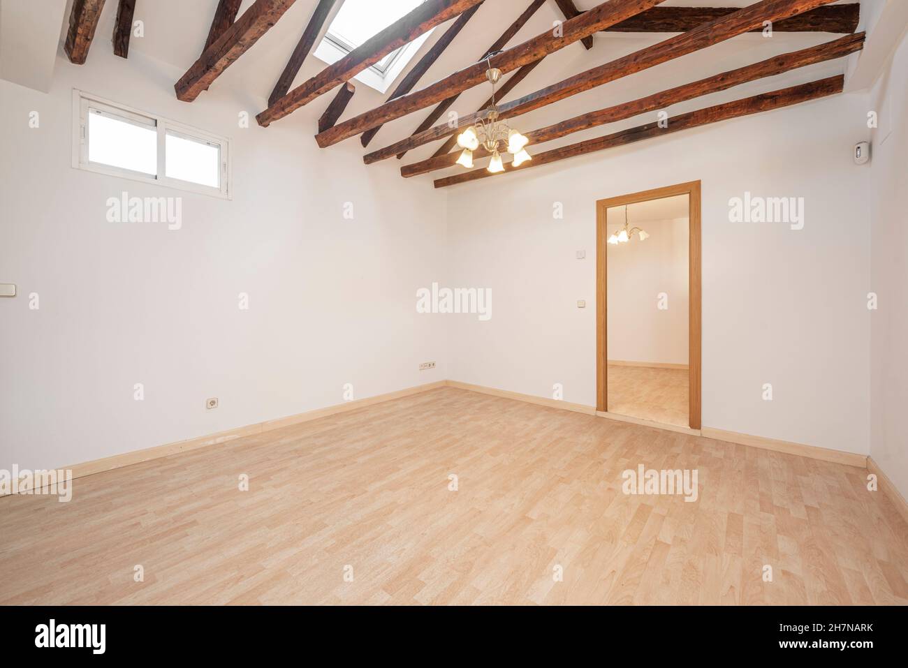 Wohnzimmer in einer leeren Wohnung mit freiliegenden Holzbalken Stockfoto