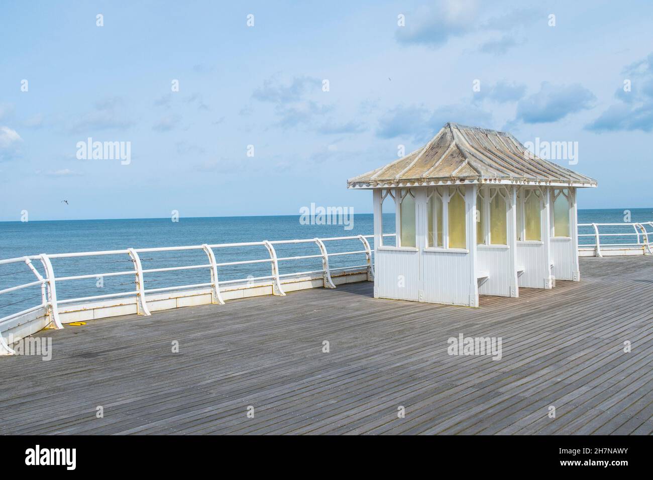 Viktorianischer Wind- und Regenschutz auf einem englischen Pier Stockfoto