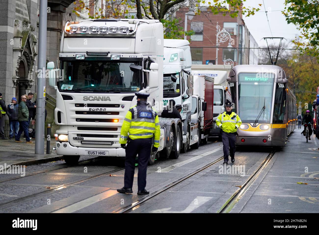 LKW-Fahrer nehmen an einem Protest auf der Dawson Street im Stadtzentrum von Dublin Teil, um niedrigere Kraftstoffpreise zu fordern. Bilddatum: Mittwoch, 24. November 2021. Stockfoto