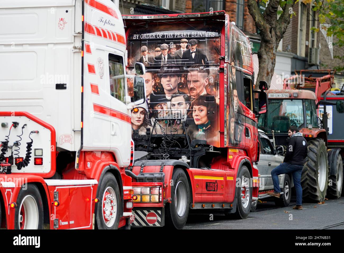 LKW-Fahrer nehmen an einem Protest auf der Dawson Street im Stadtzentrum von Dublin Teil, um niedrigere Kraftstoffpreise zu fordern. Bilddatum: Mittwoch, 24. November 2021. Stockfoto