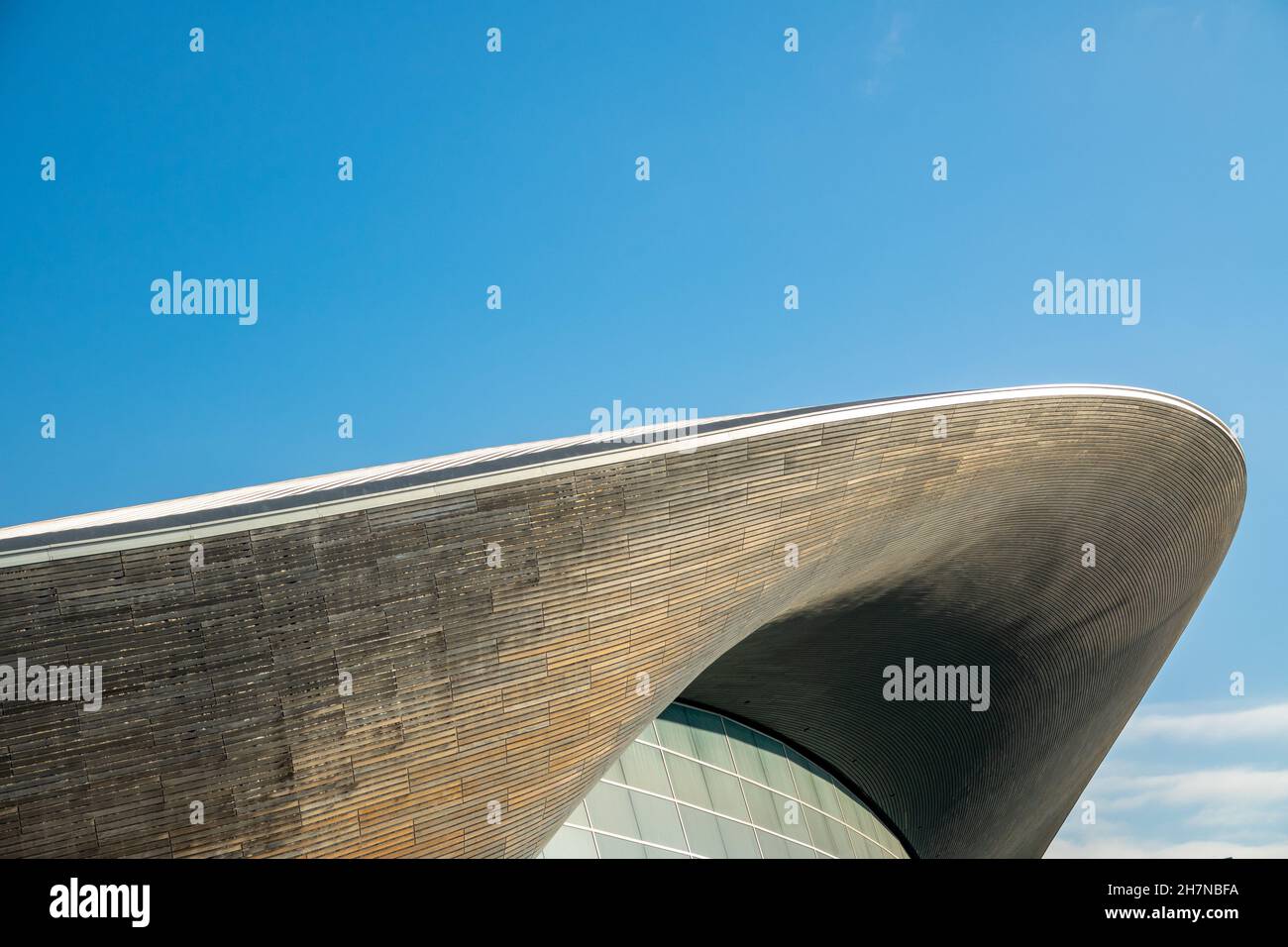 London Aquatics Centre Dekonstruktivistische Architektur mit Bogen und Betonfertigteilen, entworfen von der Architektin Zaha Hadid im Olympic Park, Stratford, London. Stockfoto