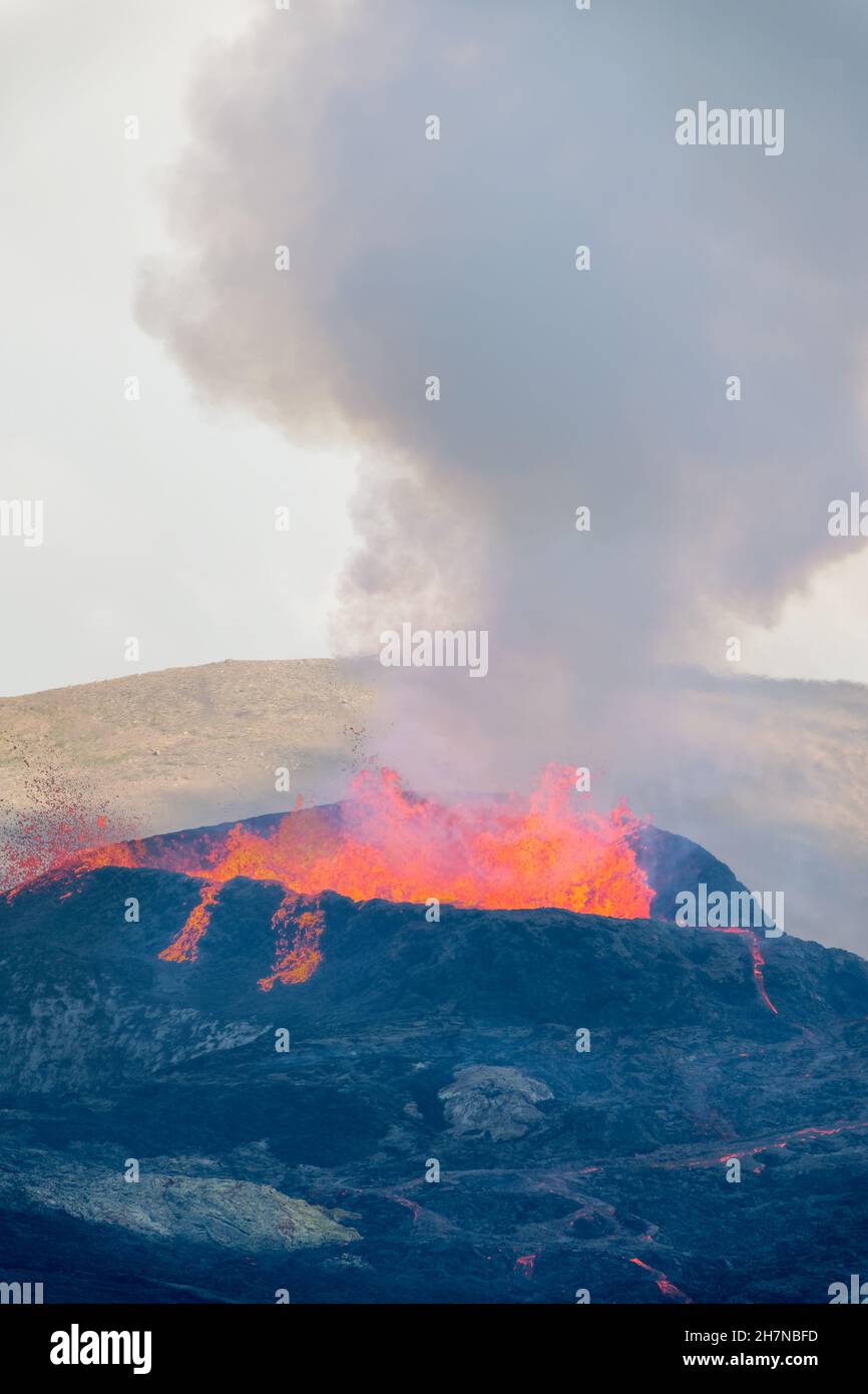 Lavafonsion und Rauch im Krater des Fagradalsfjall Vulkans während des Ausbruchs im August 2021, Island Stockfoto