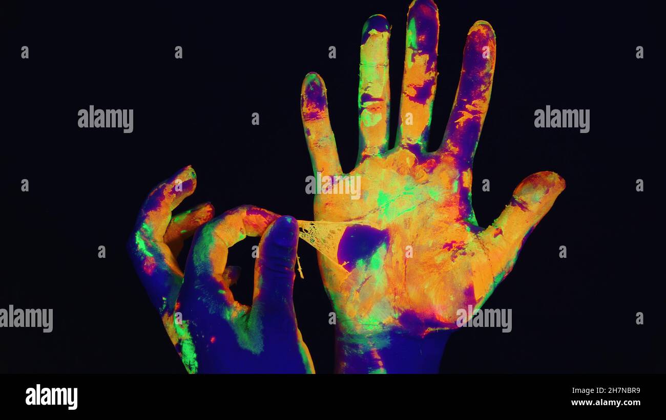 Foto des Abreißens von Farbe aus der Hand, Horrorszene Stockfoto