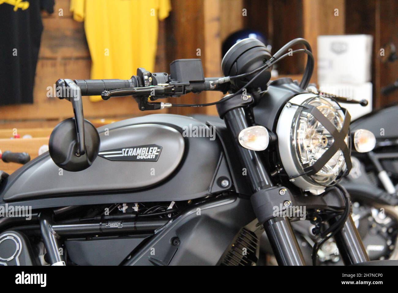 Ducati Scrambler Motorrad: Icon-Modell, mit Sonderfarbe in schwarz, Lenker und Scheinwerfer, Panoramablick, isoliert. São Paulo . Stockfoto