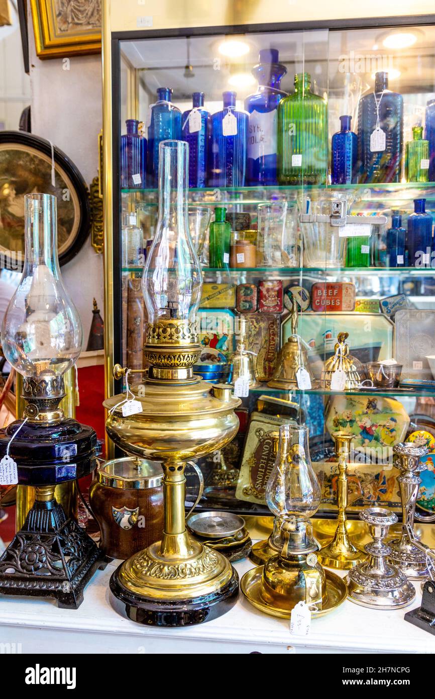 Auswahl an antiken Öllampen in einem Antiquitätengeschäft (Hampton Court Emporium, East Molesay, UK) Stockfoto