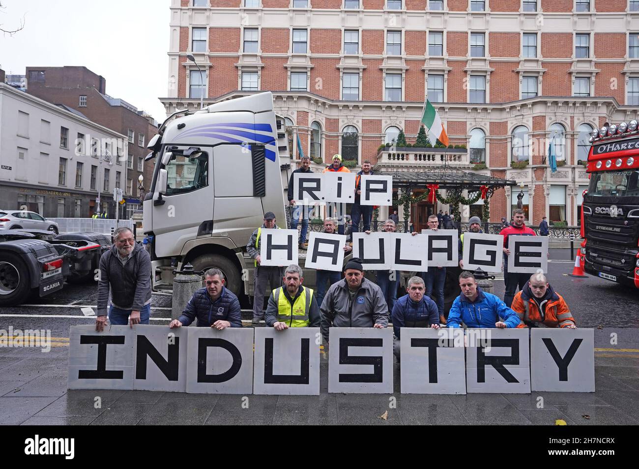 LKW-Fahrer nehmen an einem Protest vor dem Hotel in Shelbourne Dublin Teil, um niedrigere Kraftstoffpreise zu fordern. Bilddatum: Mittwoch, 24. November 2021. Stockfoto
