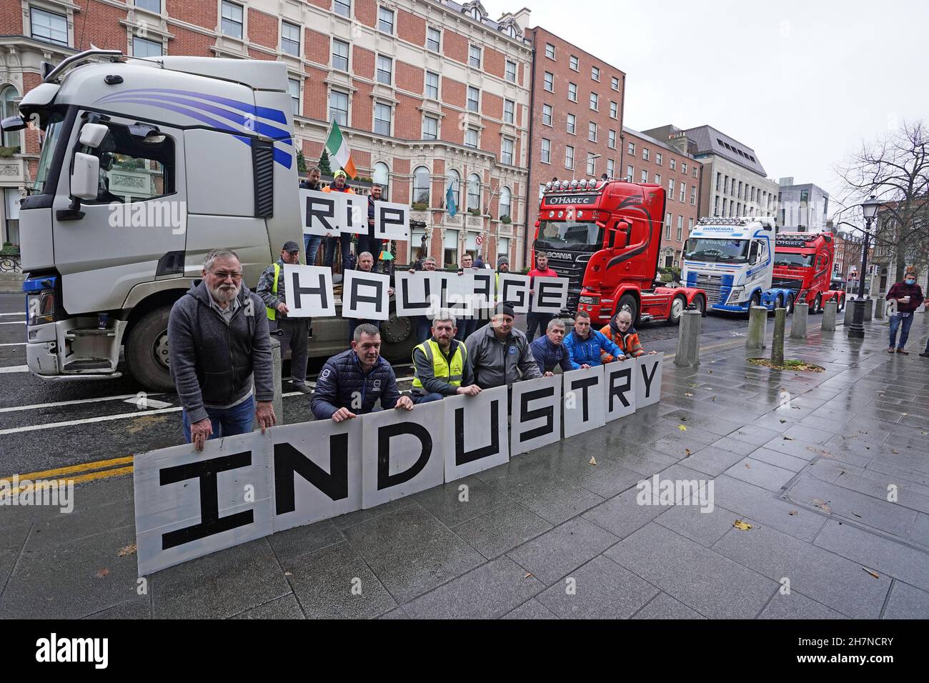 LKW-Fahrer nehmen an einem Protest vor dem Hotel in Shelbourne Dublin Teil, um niedrigere Kraftstoffpreise zu fordern. Bilddatum: Mittwoch, 24. November 2021. Stockfoto