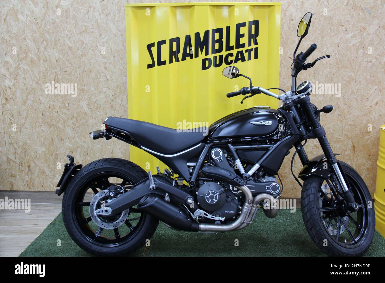 Ducati Scrambler Motorrad: Icon-Modell, mit Sonderfarbe in schwarz, Panoramablick, isoliert. São Paulo - São Paulo - Brasilien. März 2017. Stockfoto
