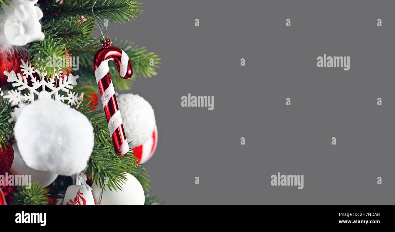 Weihnachtsbanner mit Zuckerrohrbaum-Ornament vor grauem Hintergrund Stockfoto