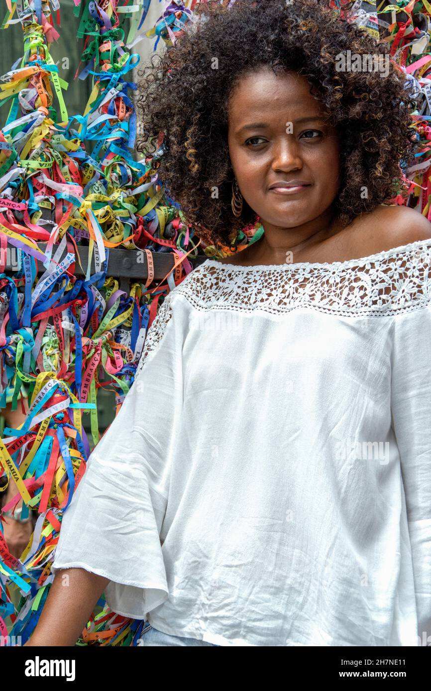 Schönes Modell posiert für das Foto auf den Straßen von Pelourenhous. Salvador, Bahia, Brasilien. Stockfoto