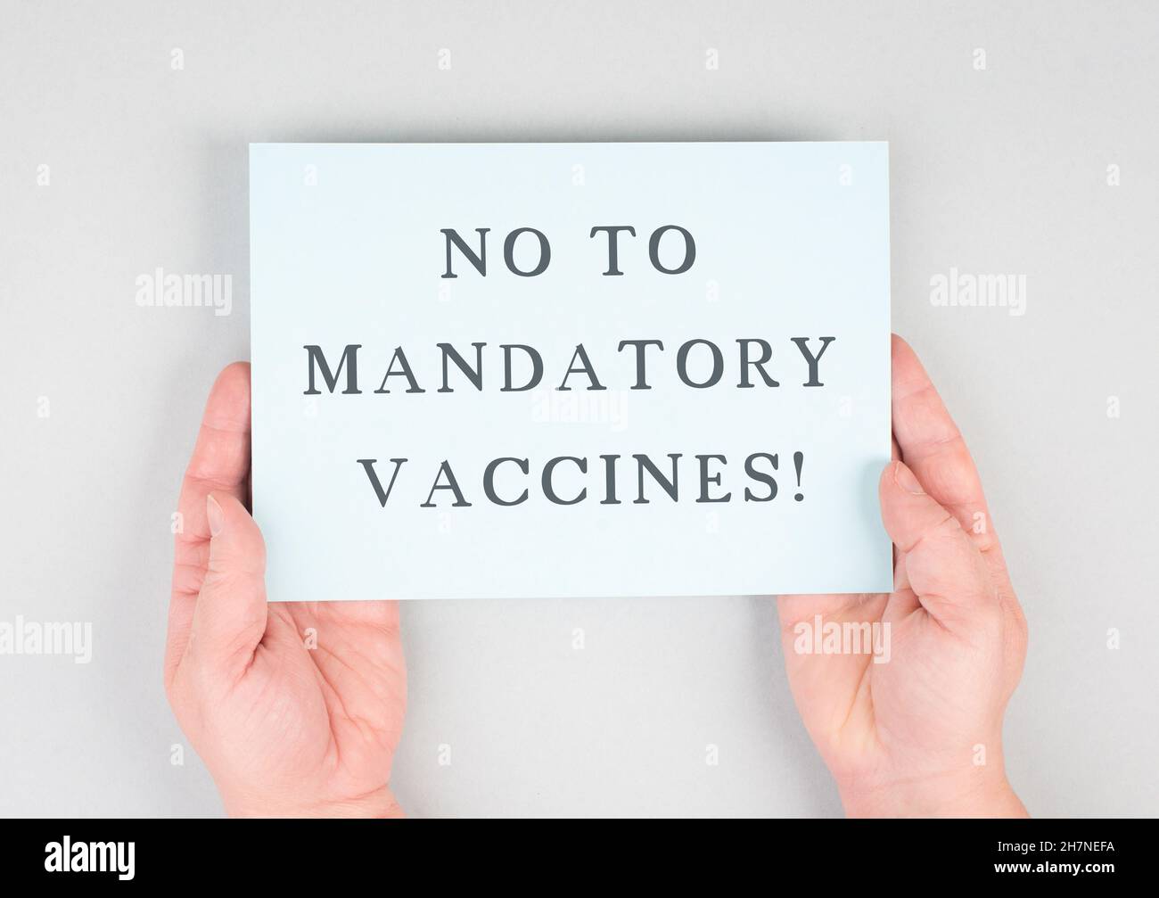 Die Worte Stopp obligatorische Impfung stehen auf einem Papier, Protest gegen covid-19-Impfstoff, Gesundheitswesen Stockfoto