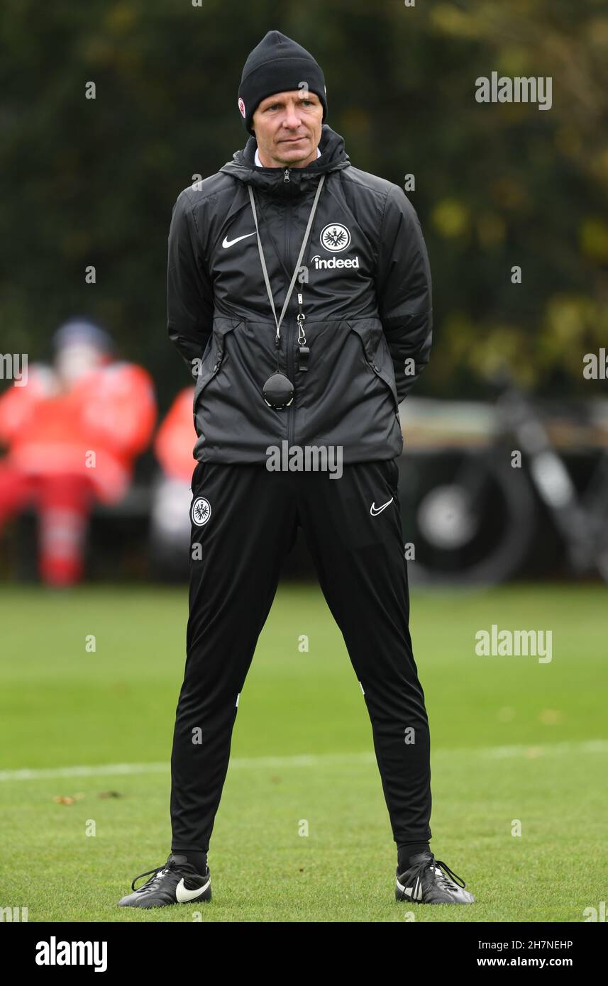 25. November 2021, Hessen, Frankfurt/Main: Cheftrainer Oliver Glasner führt Eintracht Frankfurts letztes Training vor dem Europa-League-Spiel gegen Royal Antwerp an. Foto: Arne Dedert/dpa Stockfoto