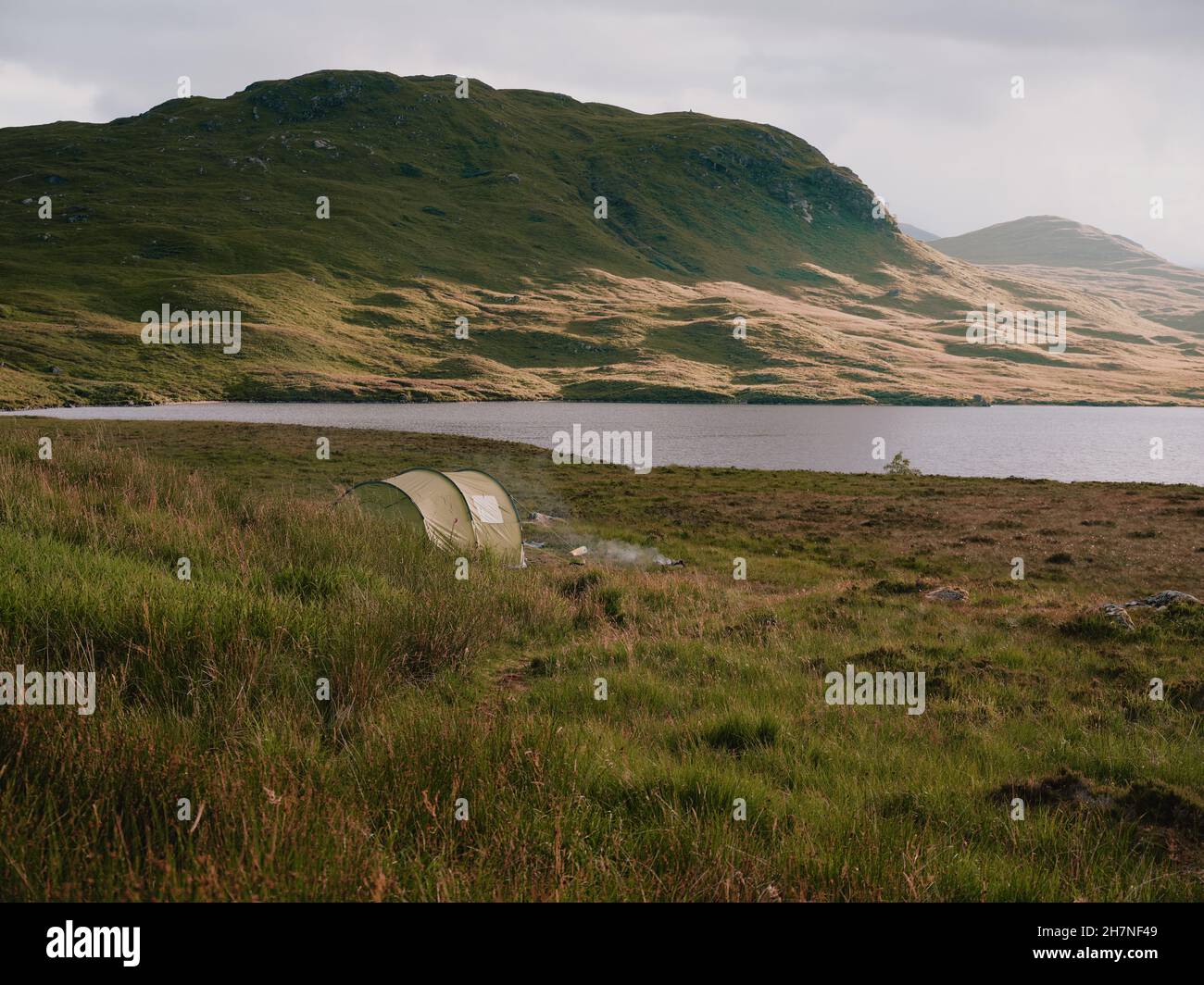 Ein Einzelt wild campen in der Moorlandschaft der West Highlands in Schottland - Wildnis camping Stockfoto