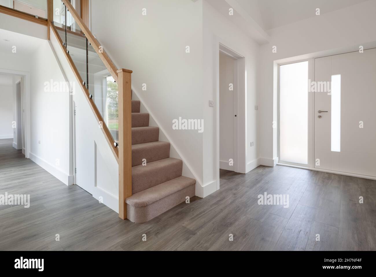 Allgemeiner, weiß gestrichene Eingang und Empfangsflur in kürzlich fertiggestellten, leerstehenden Wohnimmobilien Stockfoto