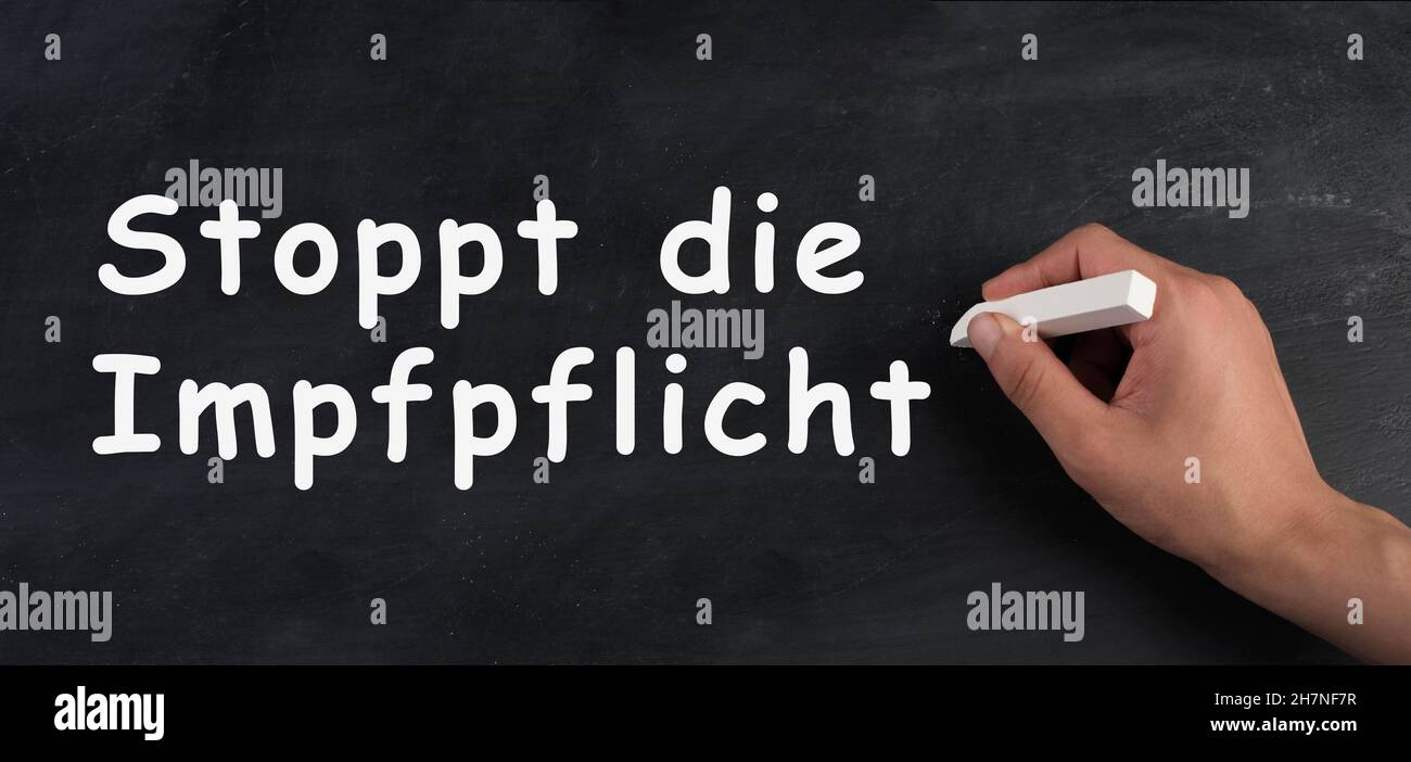 Stop obligatorische Impfung steht in deutscher Sprache auf einem Schwarzen Brett, covid-19 Vorschriften Stockfoto