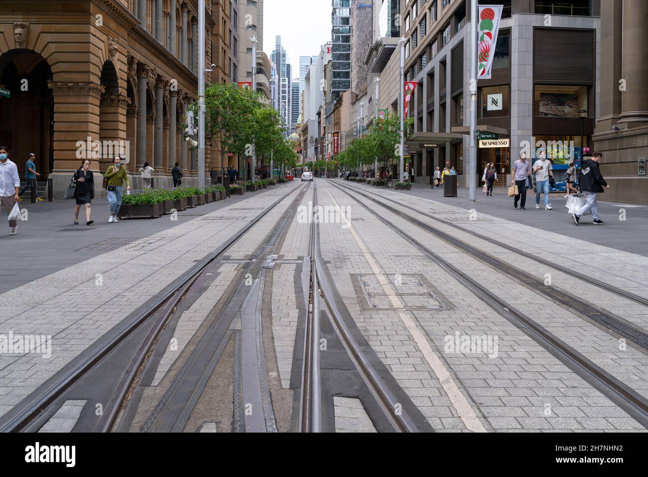 Blick auf die Straße der Straßenbahnschienen im Central Business District in der George Street, Sydney, Australien. Konzept der Sperre. Leere Stadtbahnschienen. Stockfoto