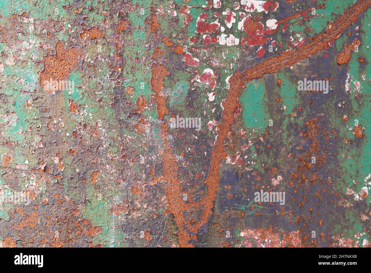 Verrostete Metallwand mit Schichten abblätternder Farbe. Hintergründe und Texturen. Stockfoto