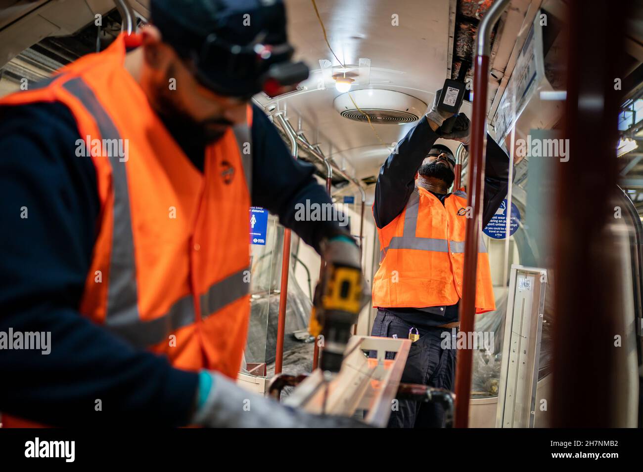 Bahnbetreuer statten Züge mit einem LED-Lichtwechsel am Stonebridge Park Depot im Norden Londons aus. Bilddatum: Mittwoch, 24. November 2021. Stockfoto