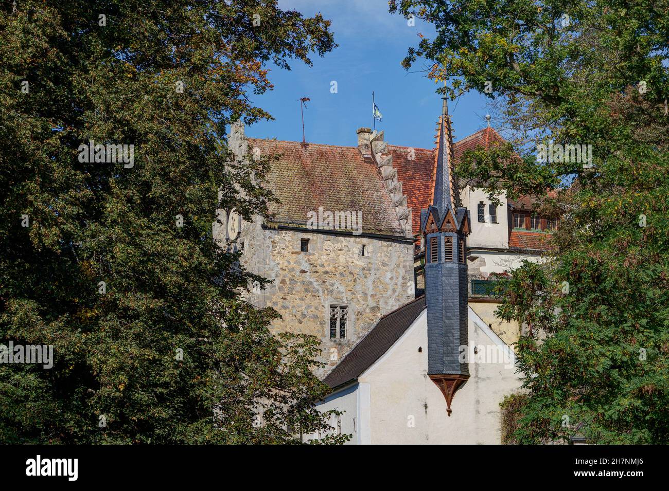 Zwischen den alten Bäumen bei Bernried im Landkreis Deggendorf erhebt sich das unheimlich schöne Egg Castle. Stockfoto