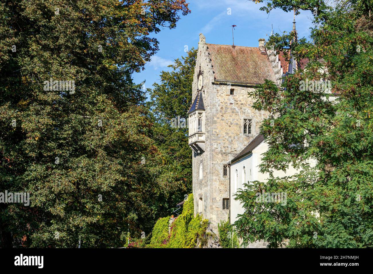 Zwischen den alten Bäumen bei Bernried im Landkreis Deggendorf erhebt sich das unheimlich schöne Egg Castle. Stockfoto