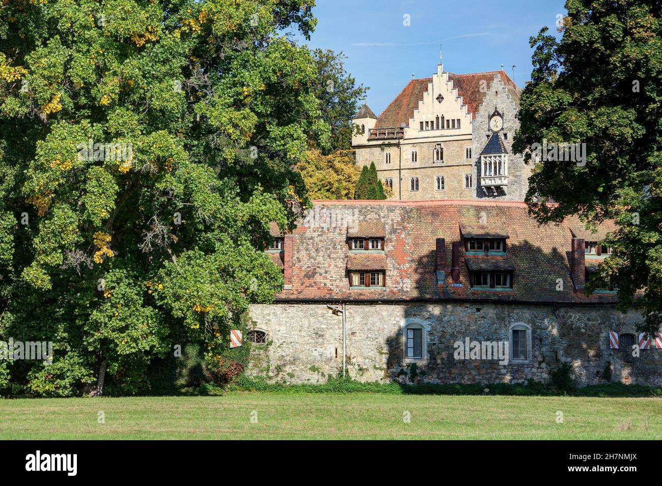 Zwischen den alten Bäumen bei Bernried in der Gemeinde Deggendorf erhebt sich die schöne Burg Egg. Stockfoto