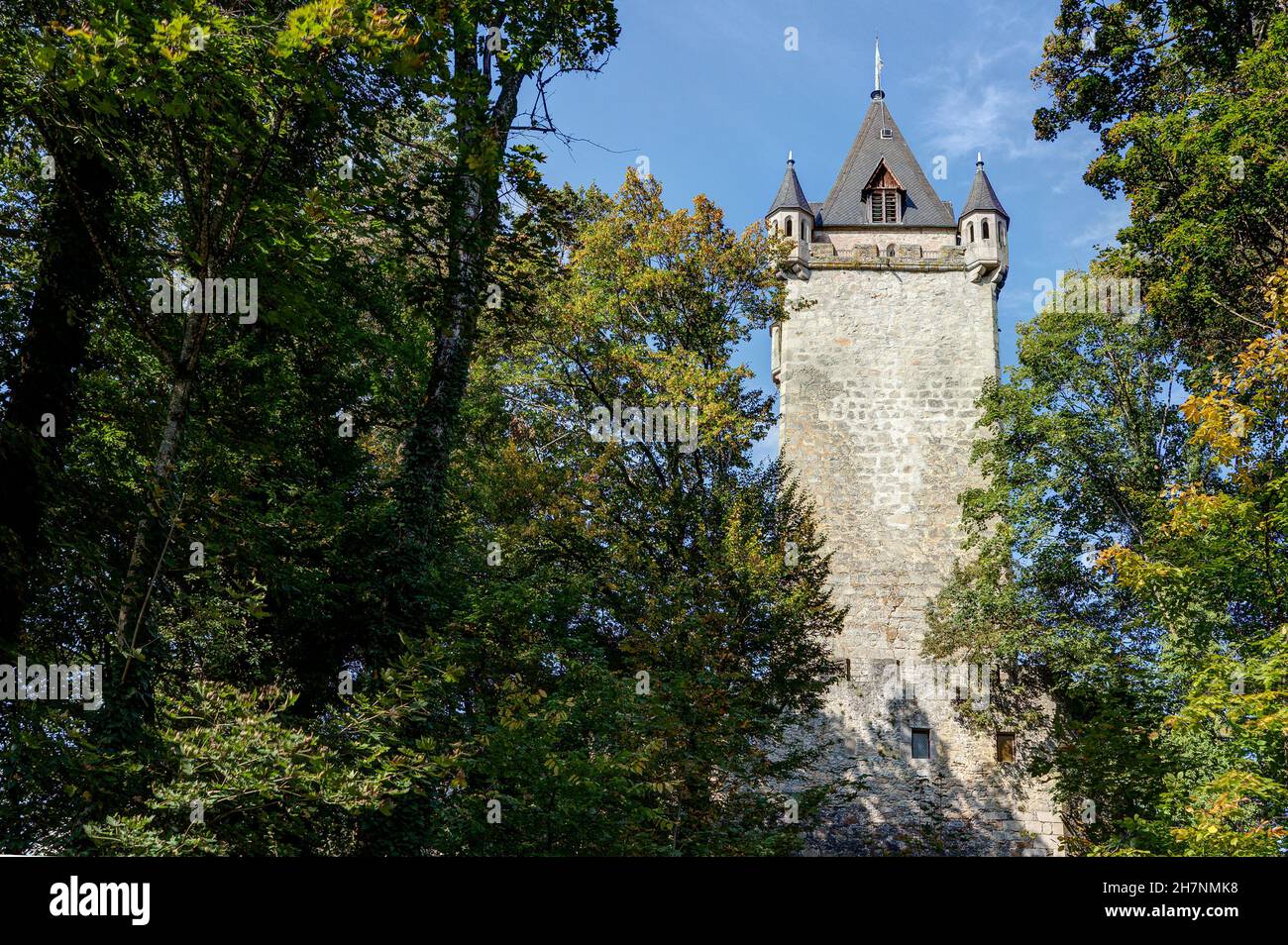Der Hungerturm der Burg Egg erhebt sich 45 Meter in den Himmel und ist der höchste Burgturm Bayerns. Stockfoto