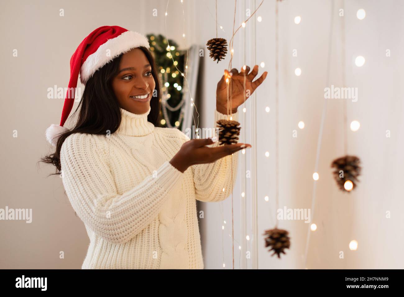 Porträt der glücklichen schwarzen Frau Dekoration Wohnung für Weihnachten Stockfoto