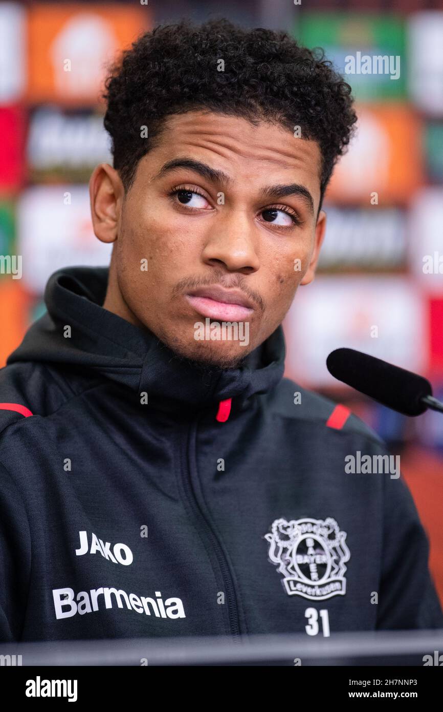 Leverkusen, Deutschland. 24th. November 2021. Fußball: Europa League, vor dem Gruppenspiel Bayer Leverkusen - Celtic Glasgow, Bayer Leverkusen Pressekonferenz. Amine Adli schaut sich während der Pressekonferenz um. Quelle: Marius Becker/dpa/Alamy Live News Stockfoto