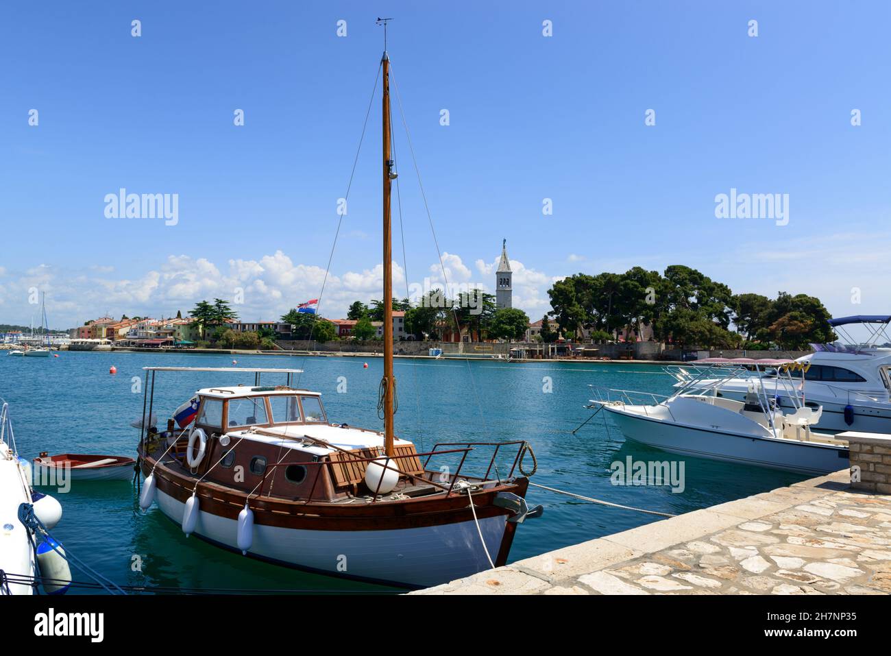 Private Boote im Mittelmeer in der Nähe der kroatischen Kurstadt Novigrad Stockfoto