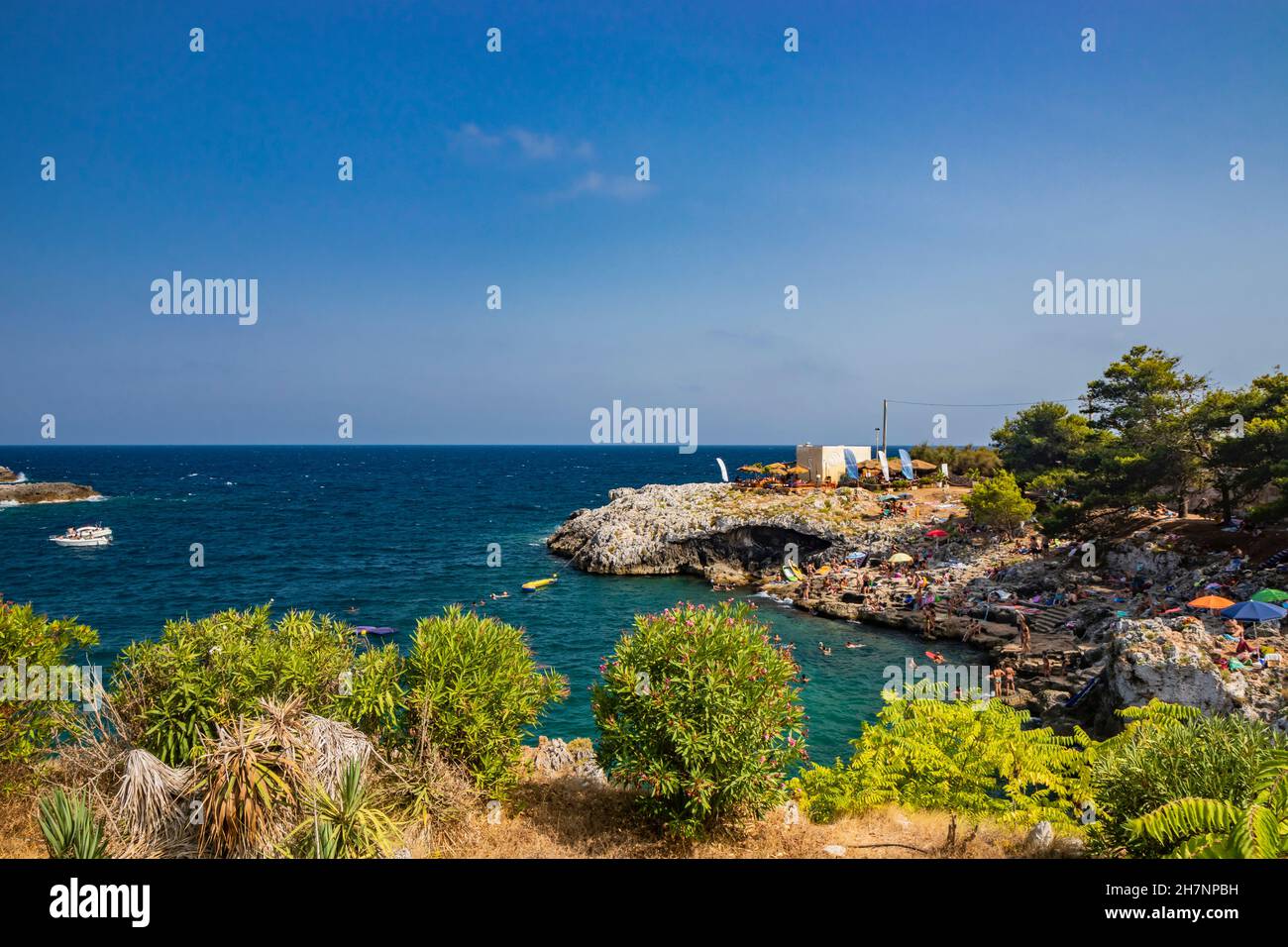 Aug 17, 2021 - Otranto, Apulien, Italien - der kleine Strand von Porto Badisco, berühmter Badeort von Salento. Touristen verbringen ihre Sommerferien. Peop Stockfoto