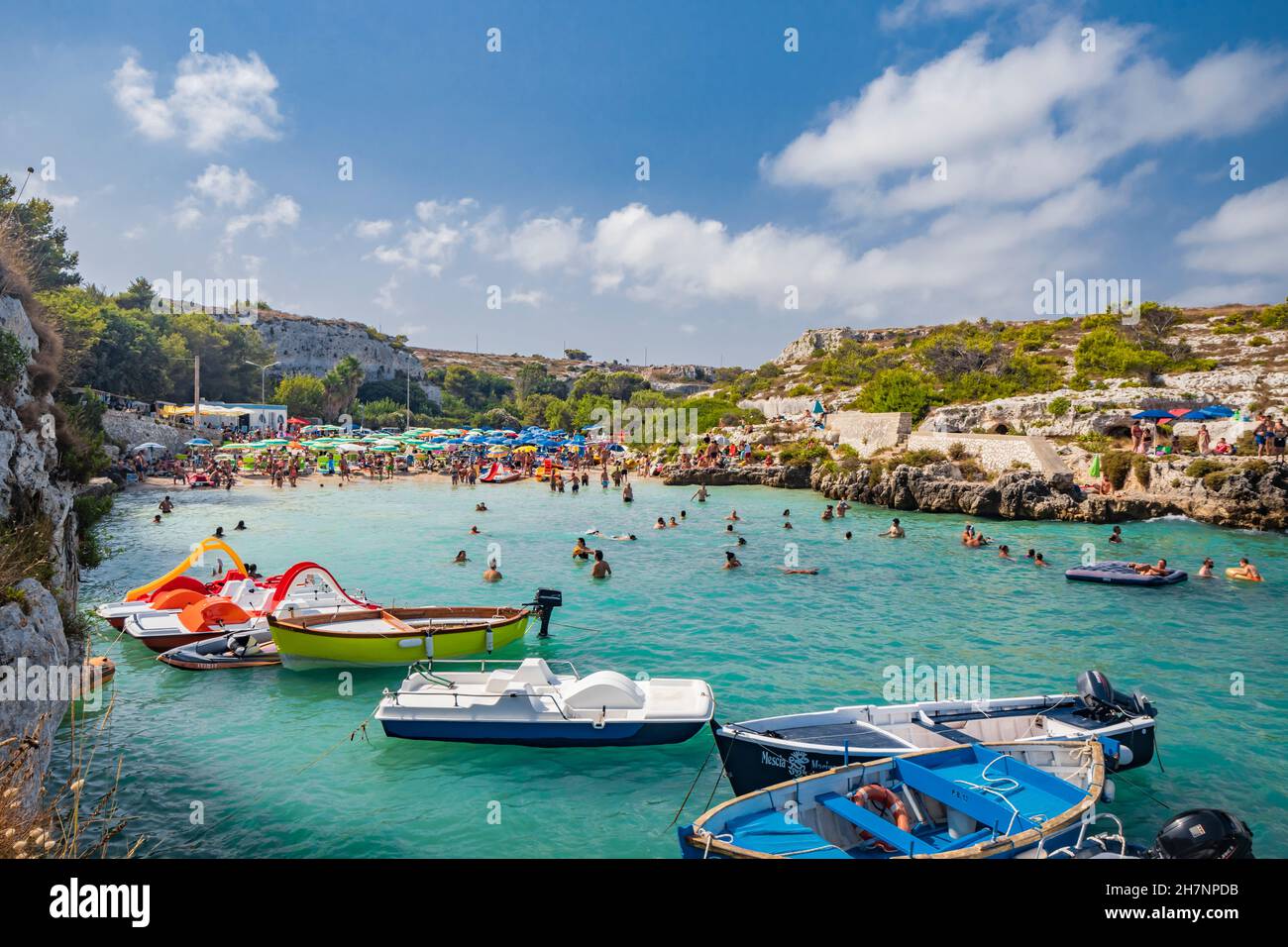 Aug 17, 2021 - Otranto, Apulien, Italien - der kleine Strand von Porto Badisco, berühmter Badeort von Salento. Touristen verbringen ihre Sommerferien. Peop Stockfoto