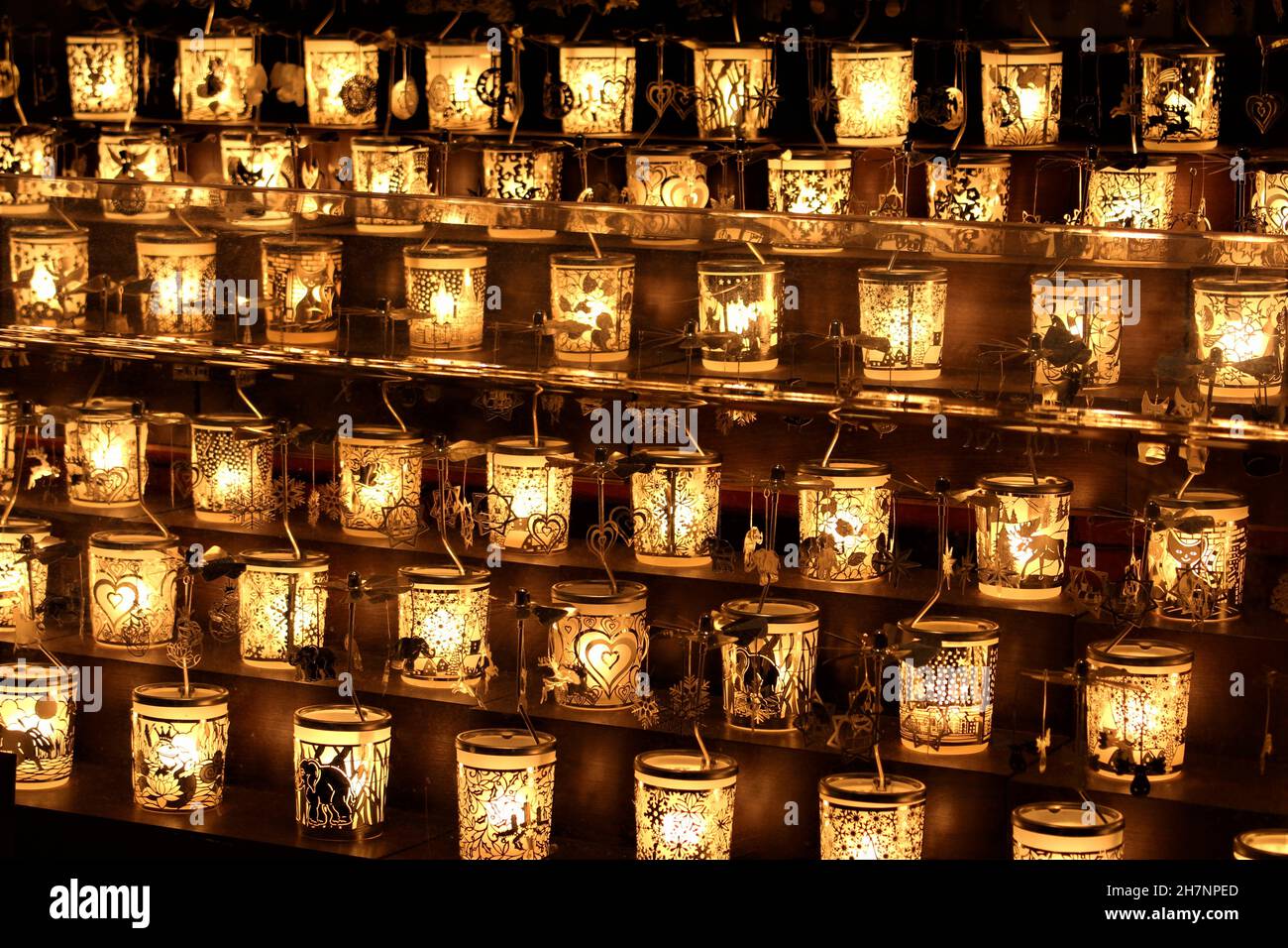 Reihen von beleuchteten Lampen auf dem Edinburgh Christmas Market in den Princess Street Gardens (Schottland) Stockfoto
