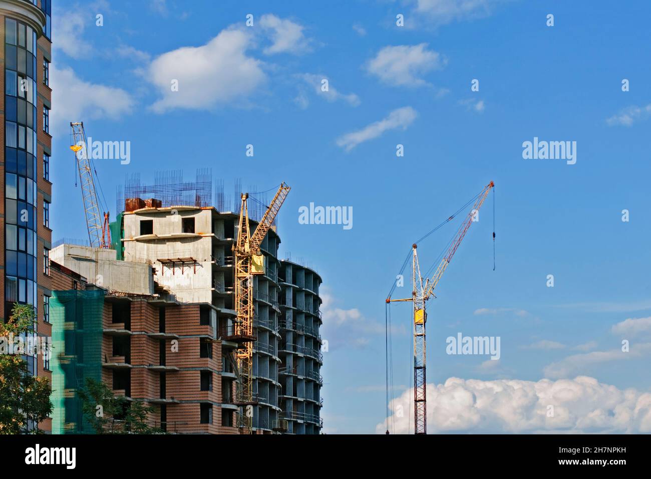Bau eines Wohnhauses, gegen blauen Himmel Stockfoto