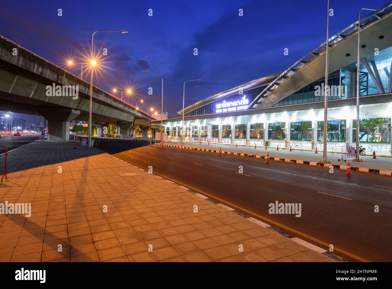 Bangkok , Thailand - 13 Nov, 2021 : Bang Suen Grand Station neuer Bahnhof Hub in Bangkok Stockfoto