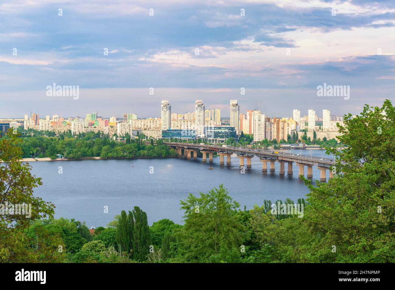 2019-05-11 Kiew, Ukraine. Malerische panorama auf dem linken Ufer der Stadt Kiew. Brücke über den Fluss Dnjepr und neue Gebiete. Stockfoto