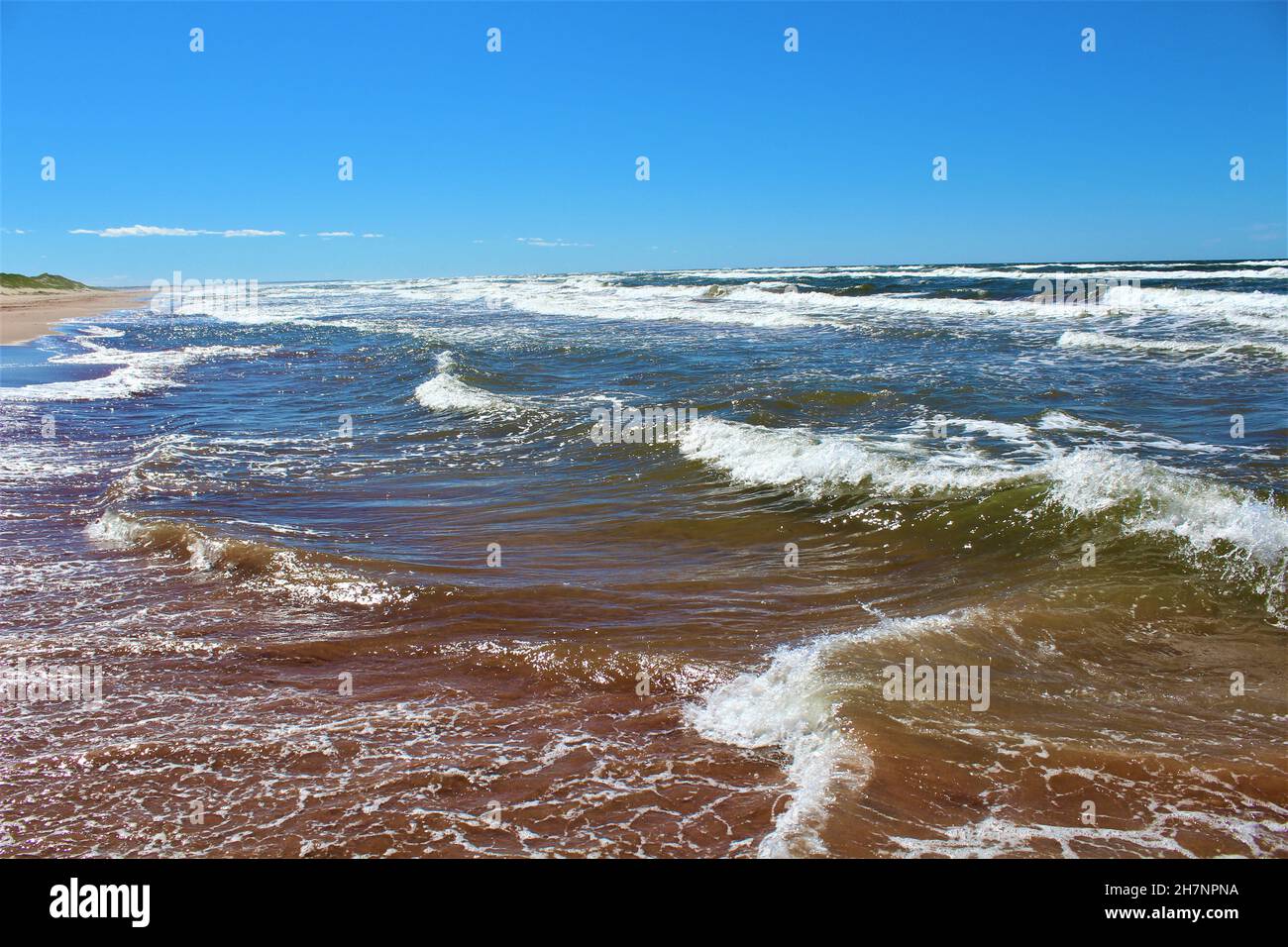 Kleine Meereswellen im PEI National Park. Atlantik im Sommer (PEI, Kanada) Stockfoto