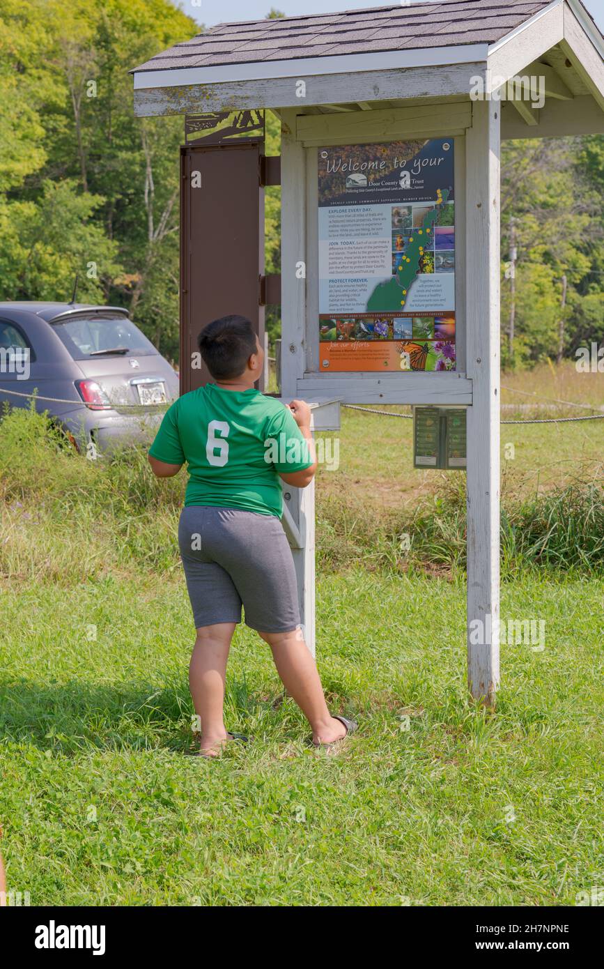 Kinder genießen einen Sommer nach Mittag in einem Door County Land Trust Preserve in der Nähe meines Hauses in Door County Wisconsin. Stockfoto