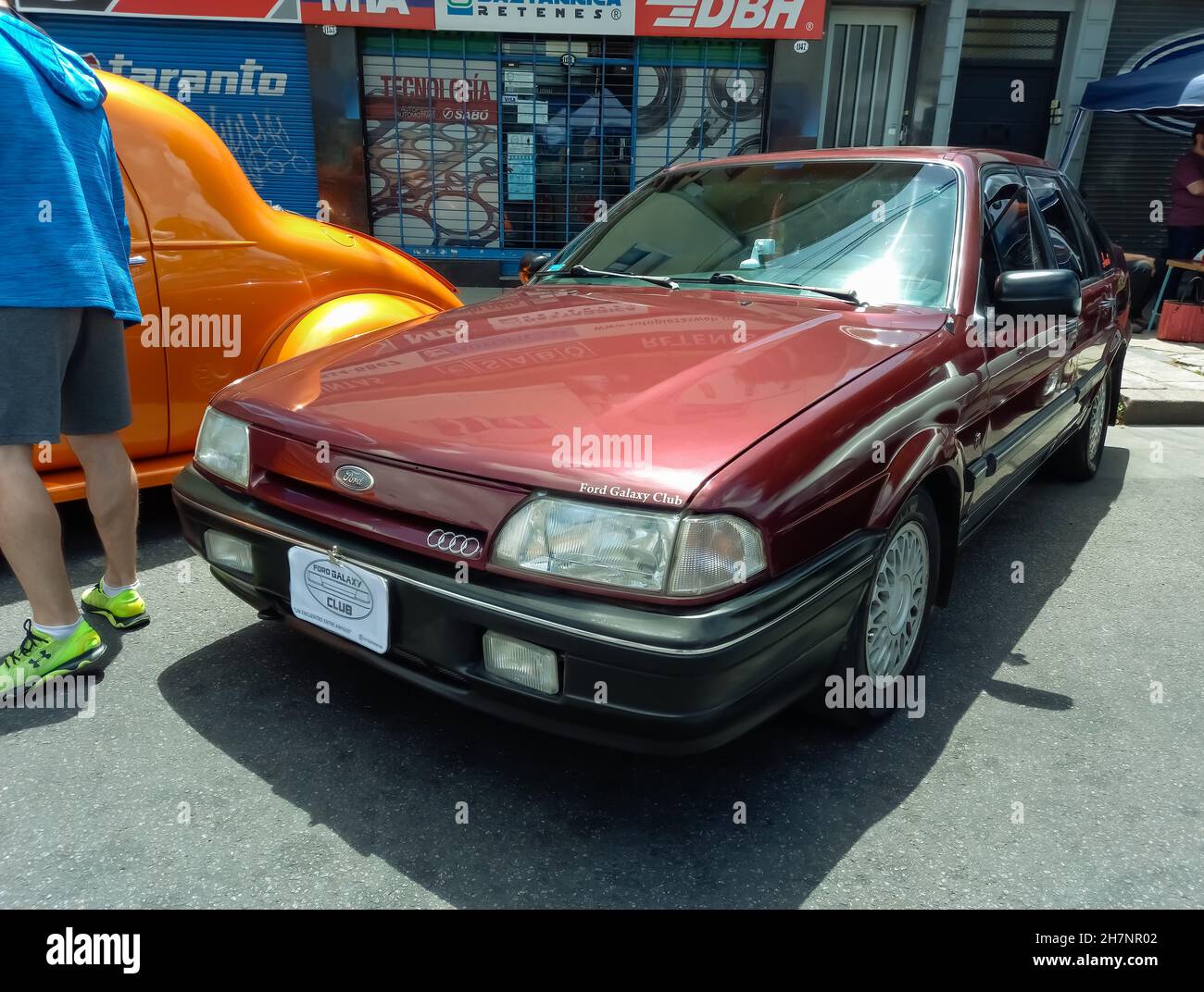 BUENOS AIRES, ARGENTINIEN - 08. Nov 2021: Alte purpurne Ford Versailles Limousine 1990s wird in Argentinien als Galaxy verkauft. Expo Warnes 2021 Oldtimer-Show Stockfoto