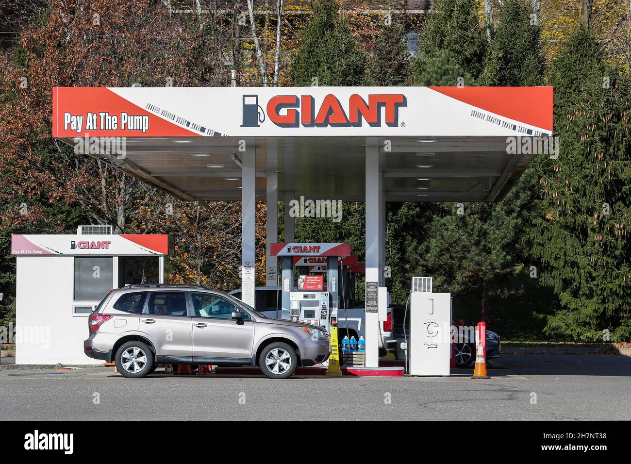 Bloomsburg, Usa. 23rd. November 2021. Ein Fahrzeug besucht den Giant Food Store, um an der Tankstelle des Stores Gas zu tanken.die Benzinpreise in den Vereinigten Staaten bleiben hoch, da sich die Weihnachtszeit nähert. (Foto von Paul Weaver/SOPA Images/Sipa USA) Quelle: SIPA USA/Alamy Live News Stockfoto