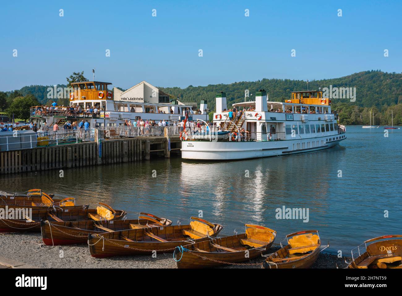 Bowness, Blick im Sommer auf ein Ausflugsboot, das an einem Anlegesteg in Bowness-on-Windermere, einem malerischen Dorf am Lake Windermere, Lake District, England, liegt Stockfoto