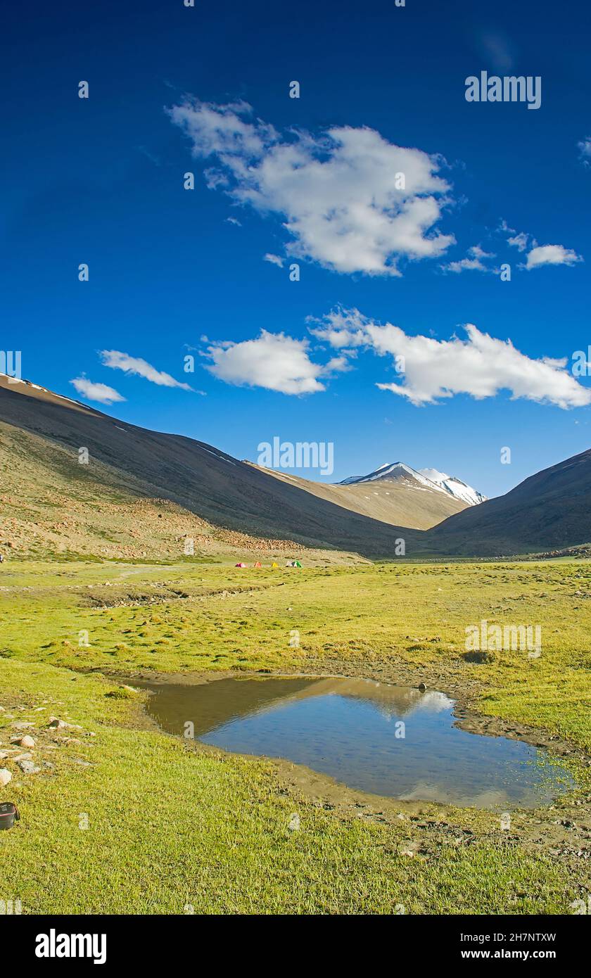 Kleiner See und Tal in Ladakh himalaya, Indien Stockfoto