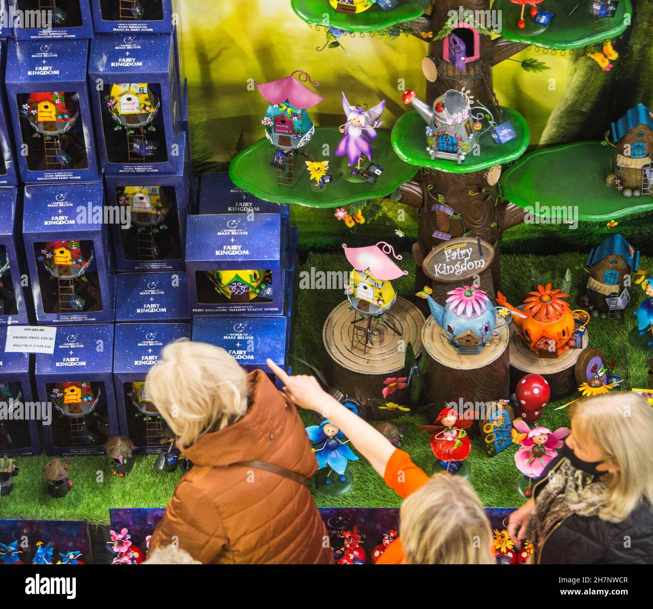 London UK 24 November 2021 Olympia London, die ideale Heimschau Weihnachten Bringen Sie alles mit, um Ihr Zuhause auf die festliche Jahreszeit vorzubereiten. Vom 24. Bis 28. November wird dieses jährliche Weihnachts-Shopping-Event saisonale Ideen zu allem geben, von Dekorationen und handgefertigten‐Geschenken, Weihnachts-Puddings und festlichen Fizz, Hunderte von Marken in 4 Weihnachts-Themen-Show-Sektionen; Geschenke, Haustiere, Zuhause und Dekorationen. Paul Quezada-Neiman/Alamy Live News f Stockfoto