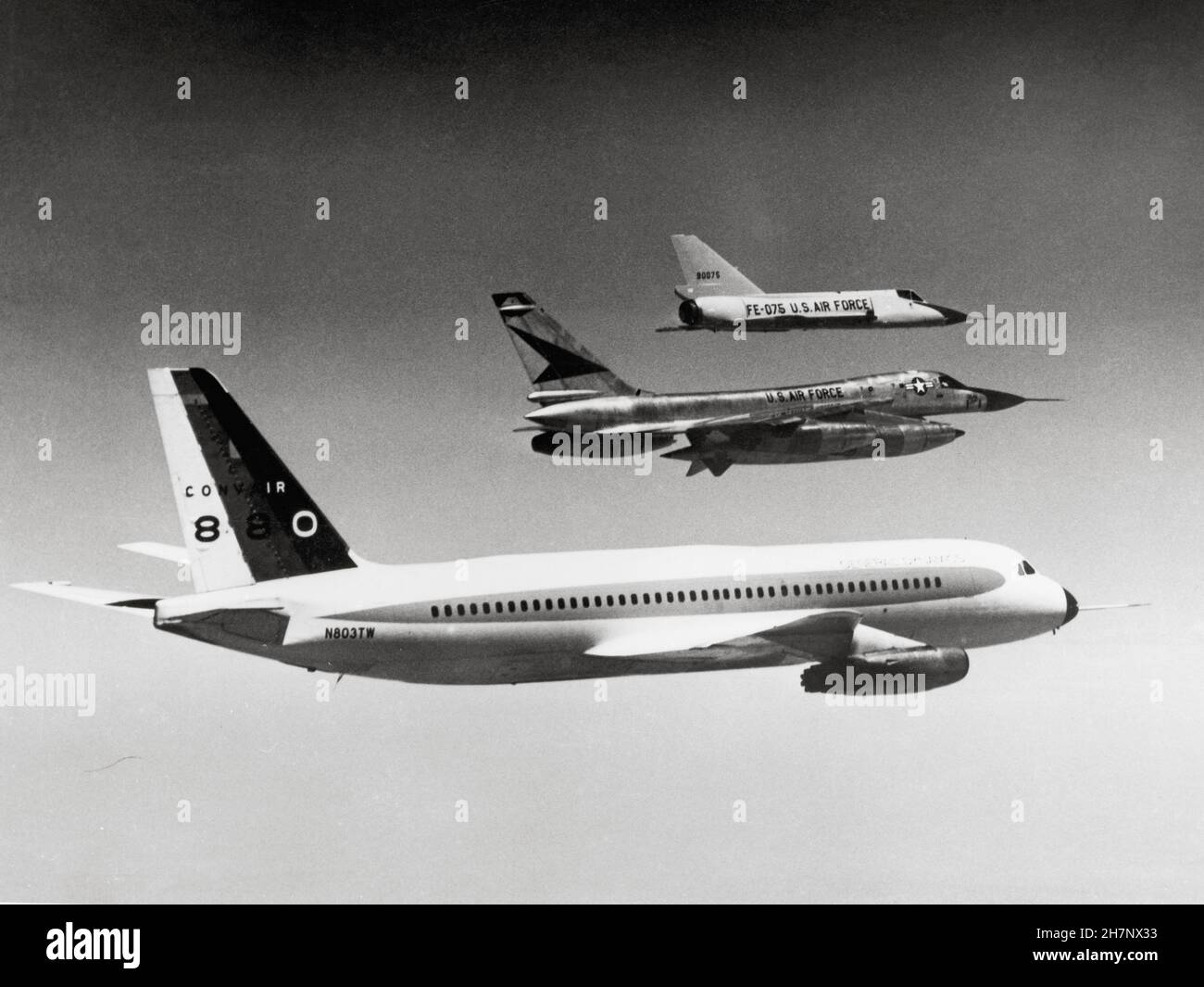 Von unten nach oben: 1/ Convair 880 (ex-Consolidated) Viermotorenflugzeug 2/ Convair B-58 Hustler Bomber 3/ Convair F-106 Delta Dart Abfangjäger 1960 Stockfoto