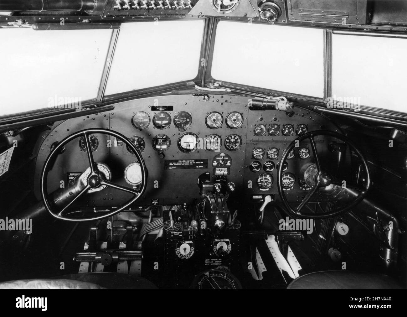 Cockpit eines Douglas DC-2-Flugzeugs der niederländischen Fluggesellschaft KLM. 1934 Stockfoto