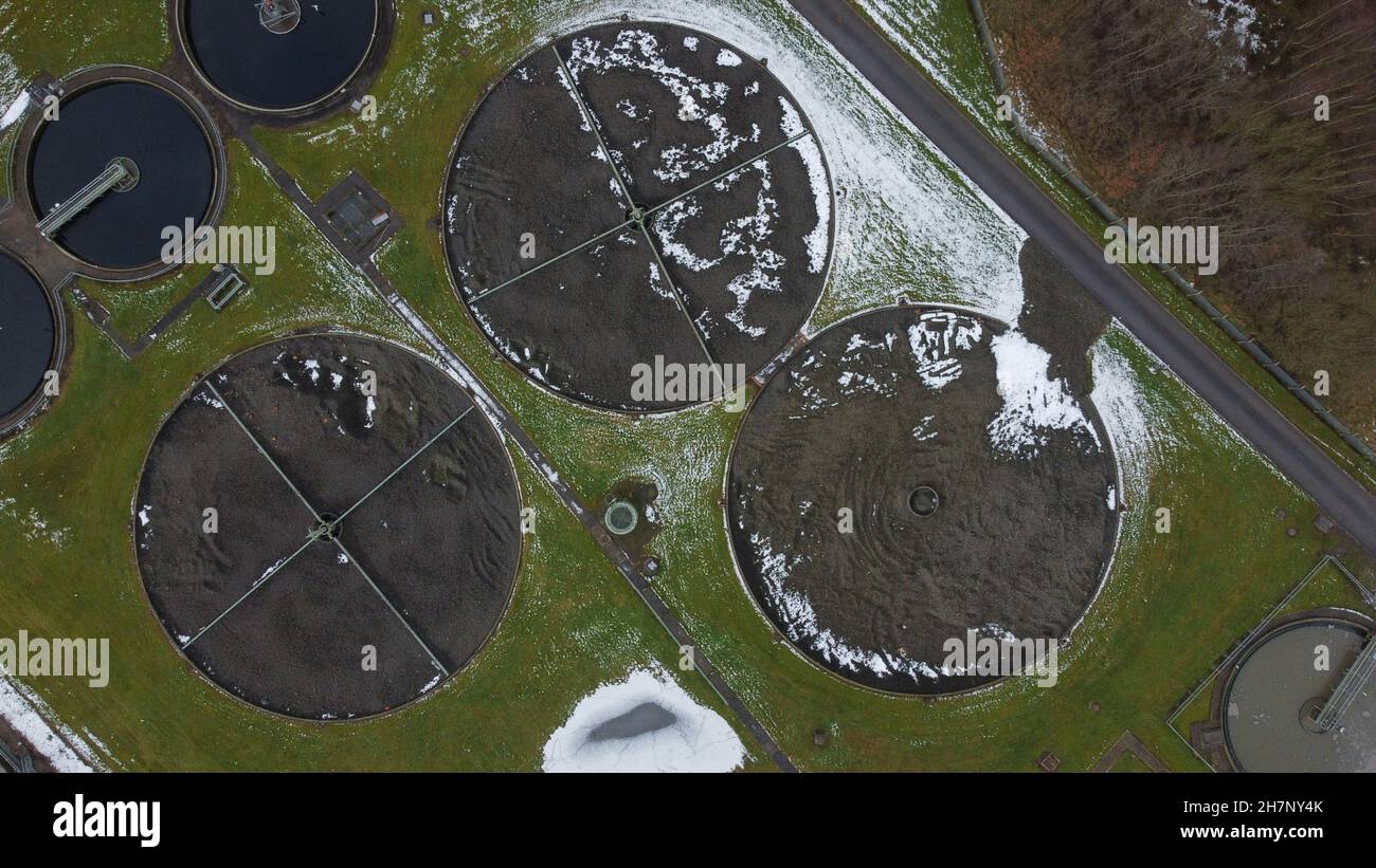 Luftaufnahme von Wasseraufbereitungsarbeiten, die Muster in der Landschaft schaffen. Verschmutztes Abwasser, das behandelt wird. Stockfoto