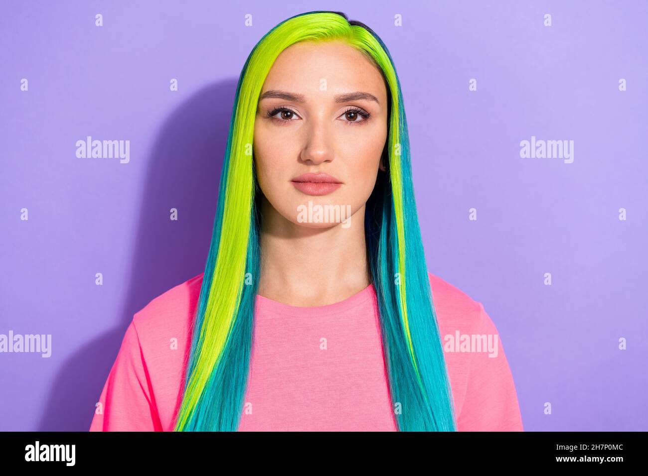 Porträt der Person Dame mit gefälschten Gradienten Haarschnitt Blick in der Kamera isoliert über violetten Hintergrund Stockfoto