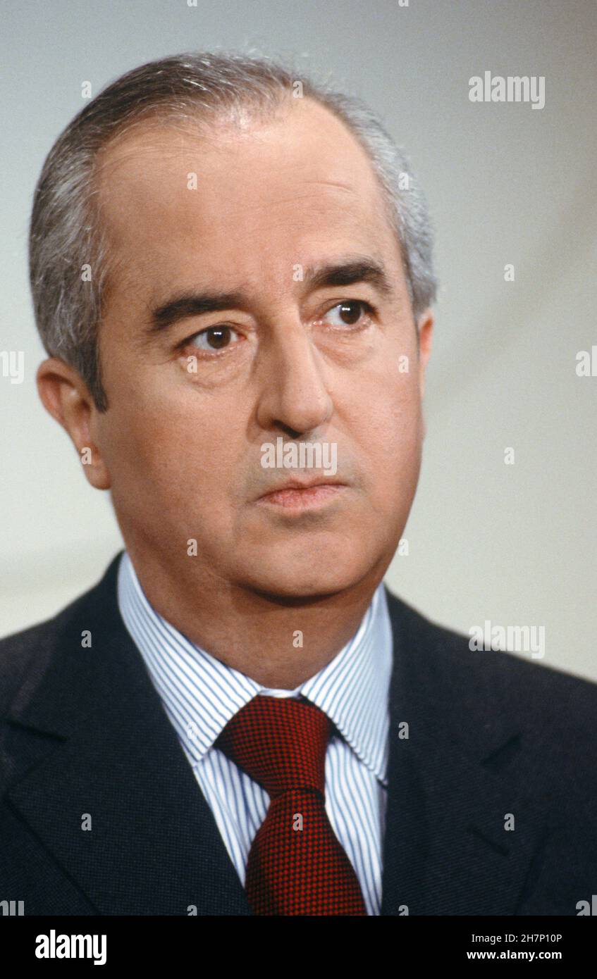 Edouard Balladur am Set der politischen TV-Show 'L'heure de verité', präsentiert von François-Henri de Virieu am Antenne 2. 6. Januar 1988 Stockfoto