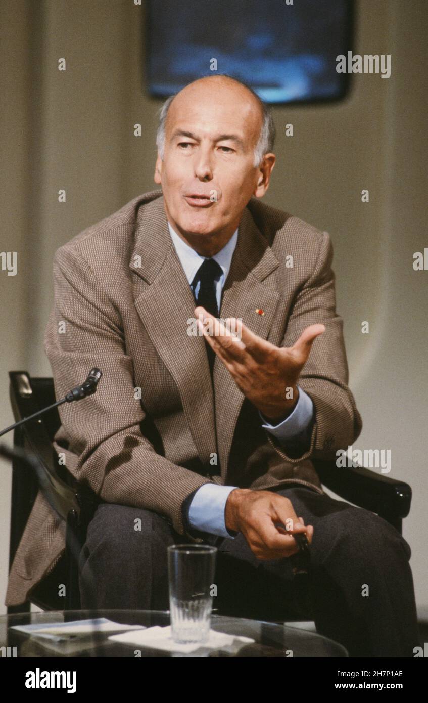 Valéry Giscard d'Estaing am Set der politischen TV-Show 'L'Heure de vérité', präsentiert von François-Henri de Virieu am Antenne 2. 16. September 1982 Stockfoto