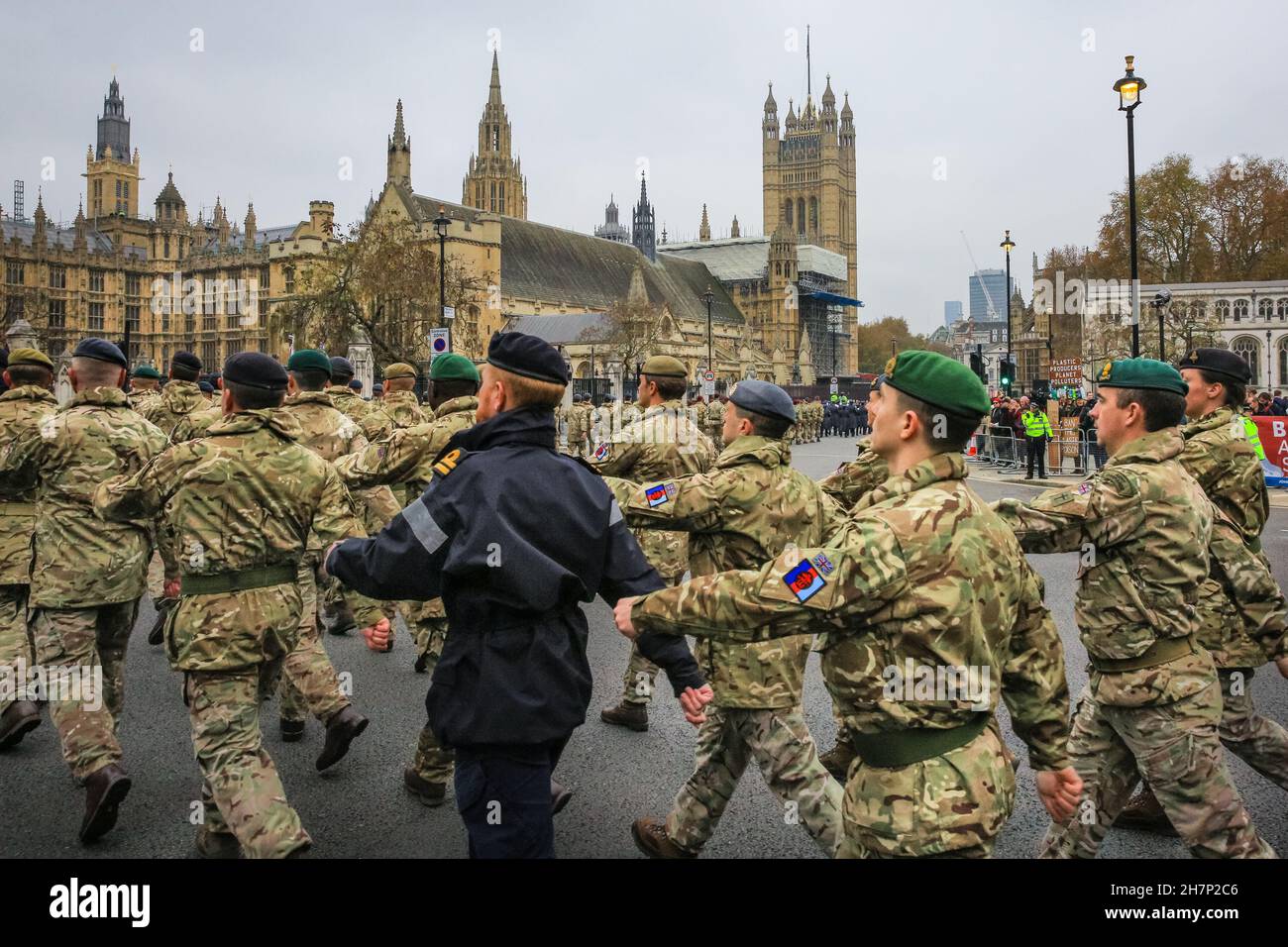 Westminster, London, Großbritannien. 24th. November 2021. Mehrere Straßen von Westminster sind als Militärparade mit bandenmarsch am Parliament Square und in das Gelände des Palace of Westminster gesperrt. Die Parade umfasst und ehrt diejenigen, die die letzten britischen Truppen waren, die Afghanistan in der letzten Phase der „Operation Pitting“ verlassen haben, die Bemühungen, britische Staatsbürger und qualifizierte Afghanen aus dem Land zu evakuieren. Es folgt eine Zeremonie in den Gärten des Unterhauses. Kredit: Imageplotter/Alamy Live Nachrichten Stockfoto