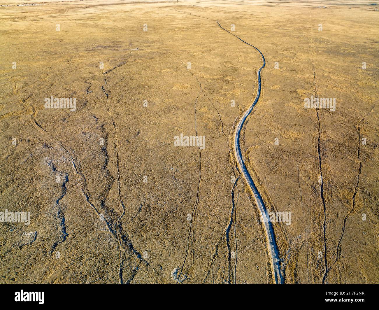 ranch Road and Cattle Trails - Luftaufnahme des Pawnee National Grassland im Norden von Colorado Stockfoto
